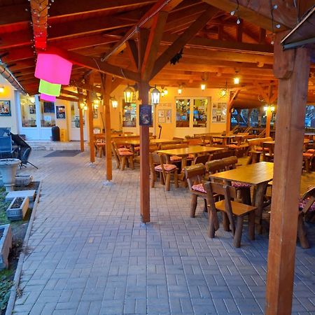 Grill Terasz Etterem Es Szallashely Mezokovesd ภายนอก รูปภาพ