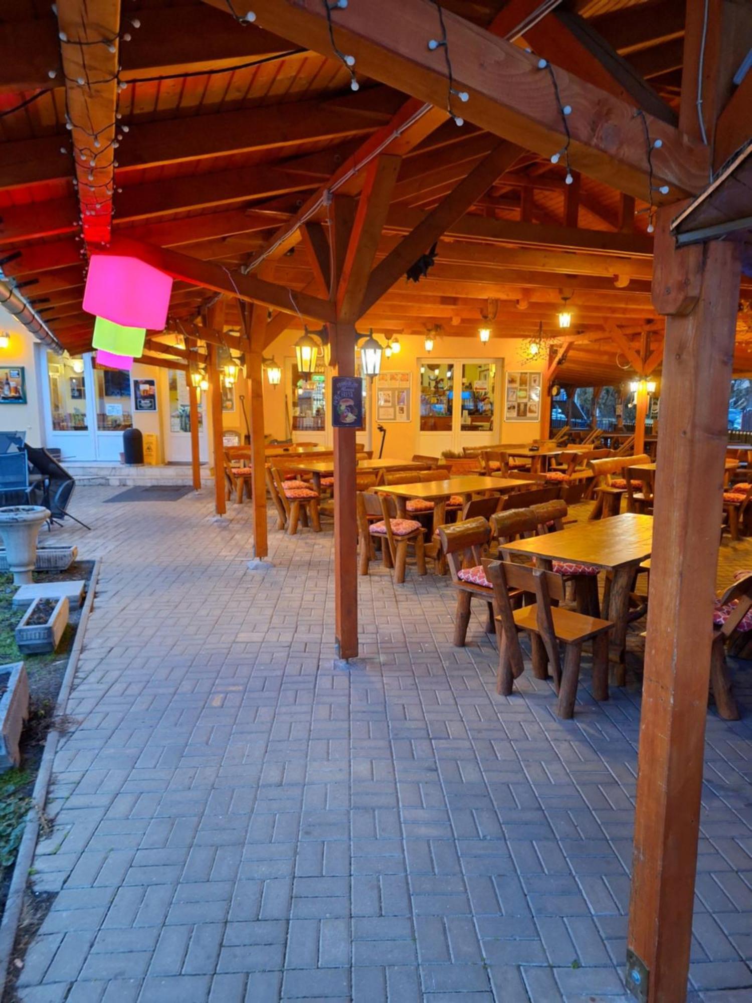 Grill Terasz Etterem Es Szallashely Mezokovesd ภายนอก รูปภาพ