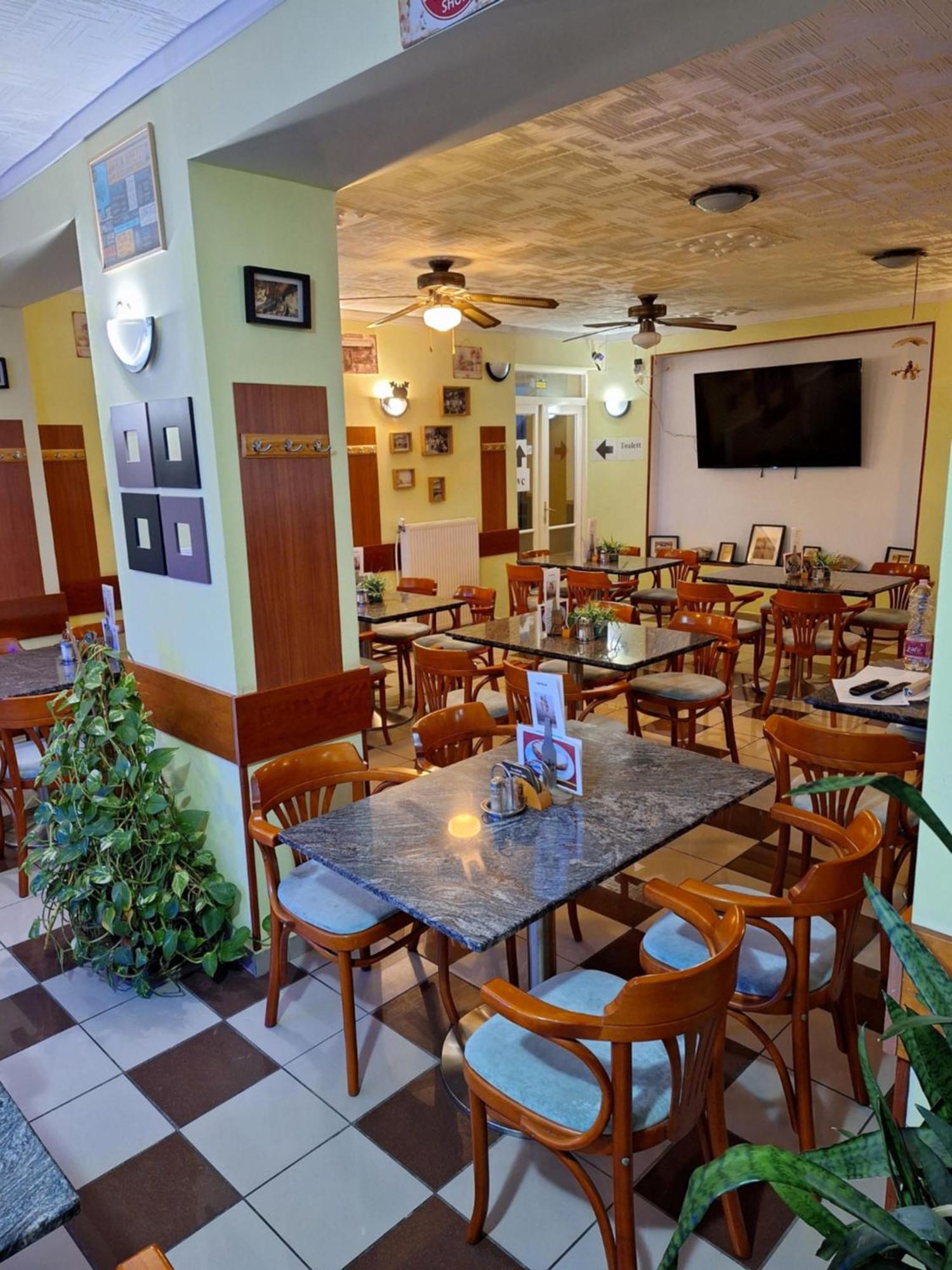 Grill Terasz Etterem Es Szallashely Mezokovesd ภายนอก รูปภาพ