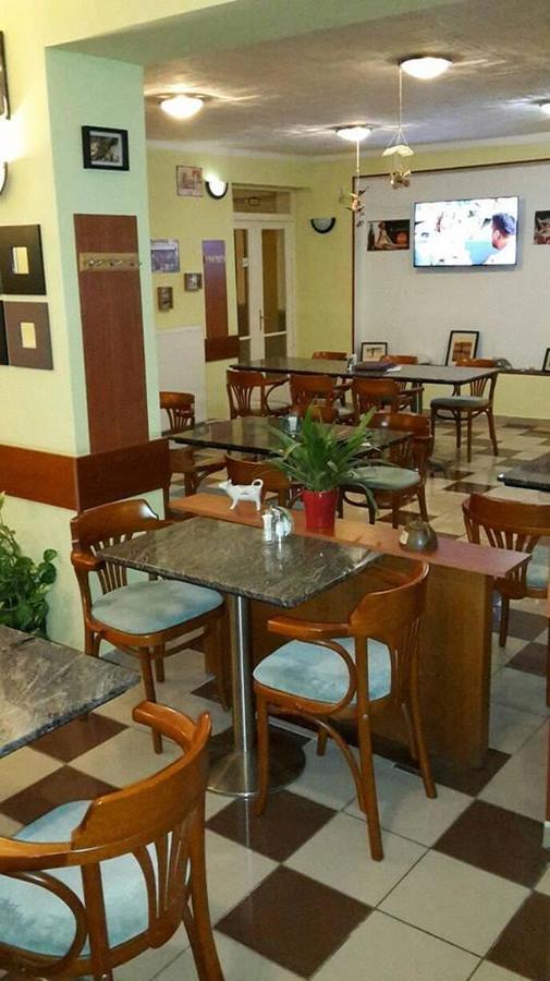 Grill Terasz Etterem Es Szallashely Mezokovesd ภายนอก รูปภาพ
