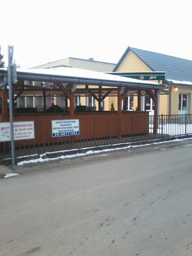 Grill Terasz Etterem Es Szallashely Mezokovesd ภายนอก รูปภาพ