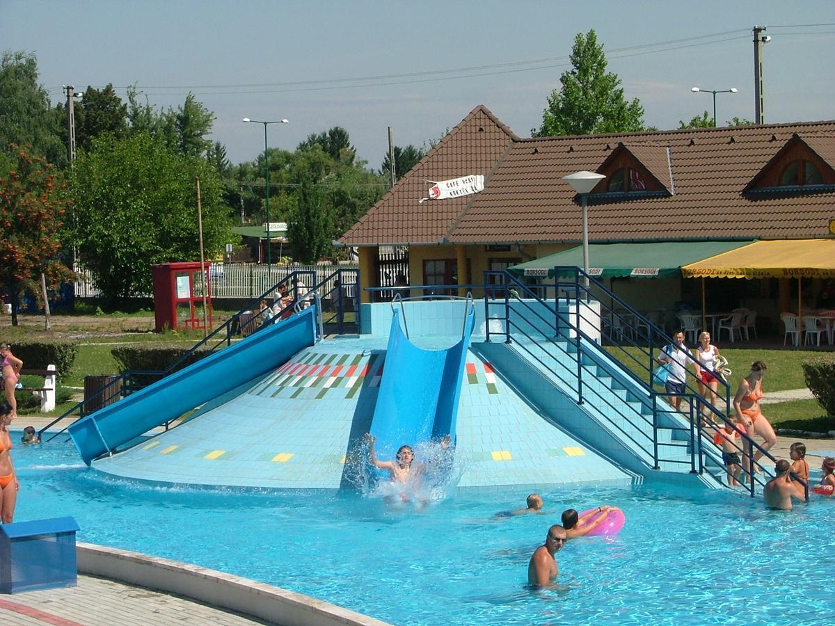 Grill Terasz Etterem Es Szallashely Mezokovesd ภายนอก รูปภาพ