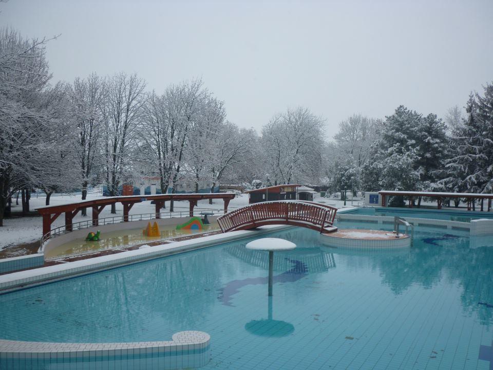 Grill Terasz Etterem Es Szallashely Mezokovesd ภายนอก รูปภาพ