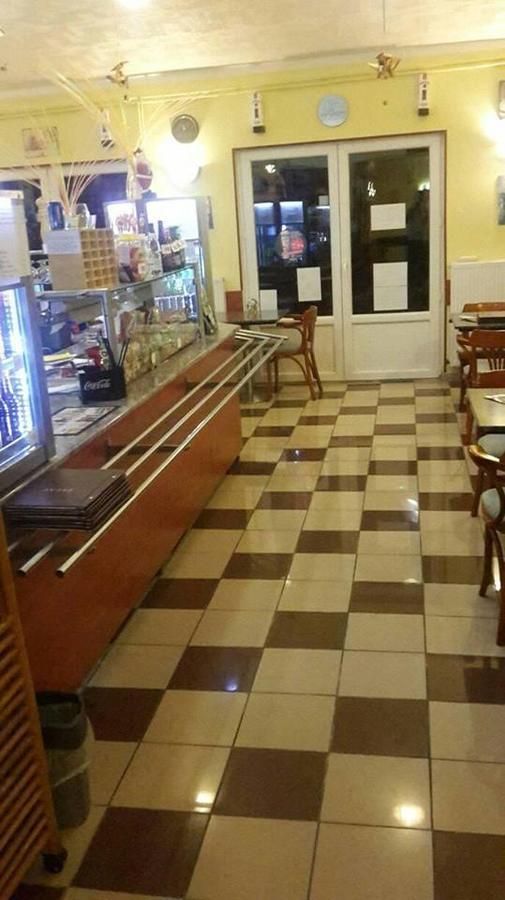 Grill Terasz Etterem Es Szallashely Mezokovesd ภายนอก รูปภาพ